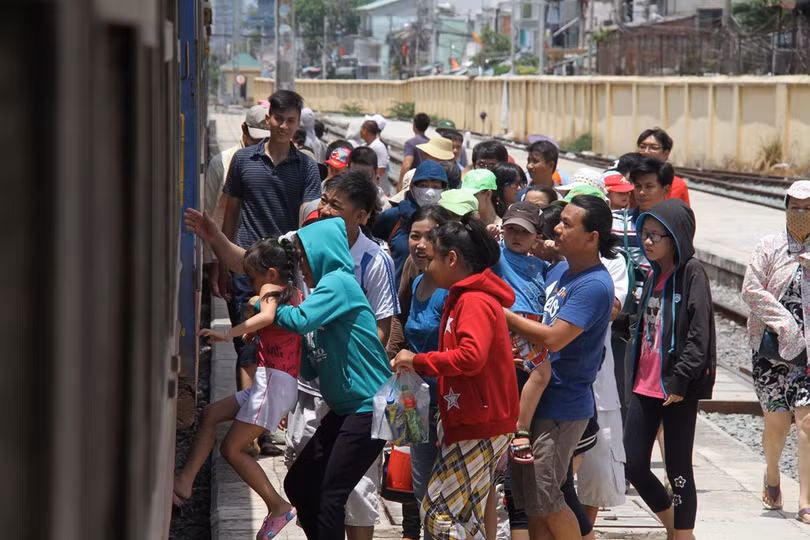 Tàu ngoại ô Sài Gòn - Dĩ An đắt khách ngày nghỉ lễ ảnh 1