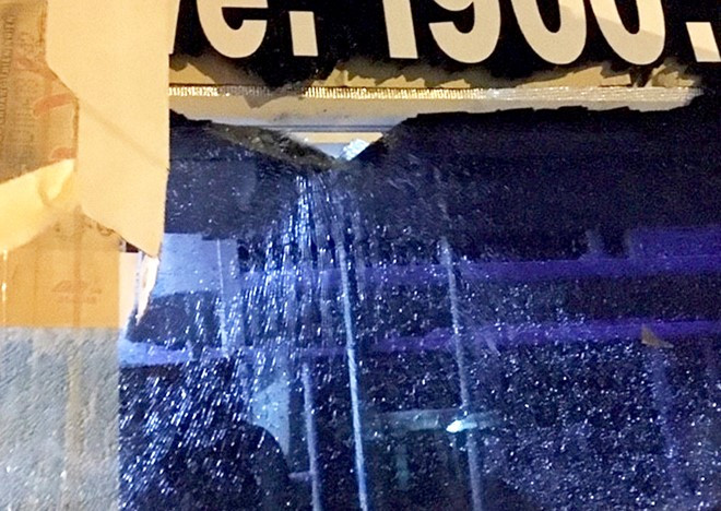 Vết thủng bên hông xe khách giường nằm Sơn Tùng sau khi bị nam thanh niên ném đá trên quốc lộ 1. Vết thủng bên hông xe khách giường nằm Sơn Tùng sau khi bị nam thanh niên ném đá trên quốc lộ 1.