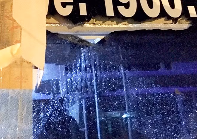 Vết thủng bên hông xe khách giường nằm Sơn Tùng sau khi bị nam thanh niên ném đá trên quốc lộ 1.