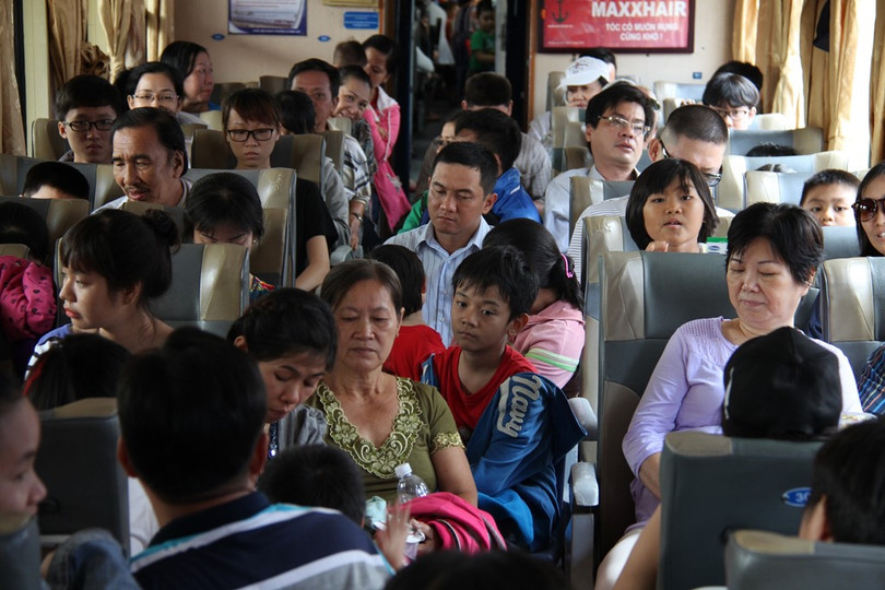 Tàu ngoại ô Sài Gòn - Dĩ An đắt khách ngày nghỉ lễ ảnh 5 Tàu ngoại ô Sài Gòn - Dĩ An đắt khách ngày nghỉ lễ ảnh 5