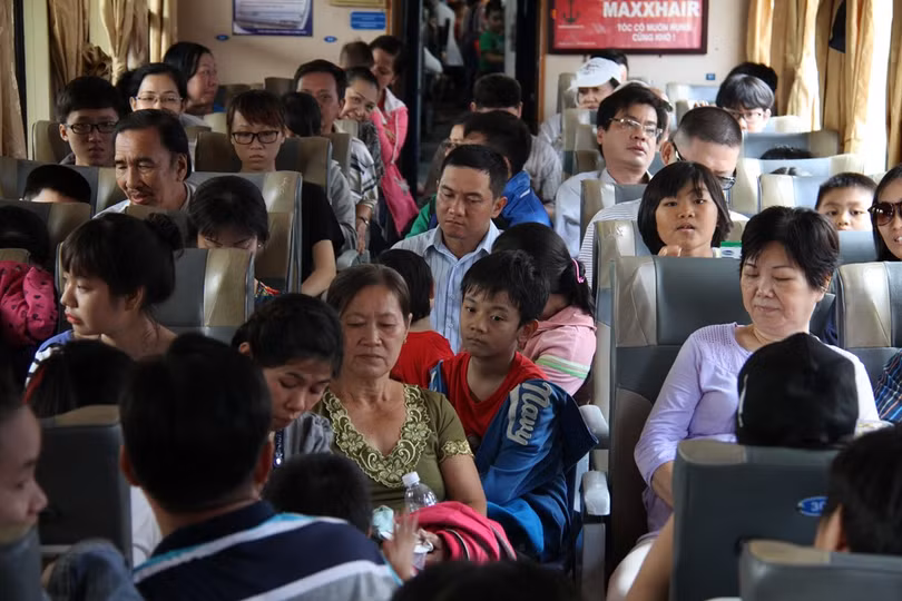 Tàu ngoại ô Sài Gòn - Dĩ An đắt khách ngày nghỉ lễ ảnh 5