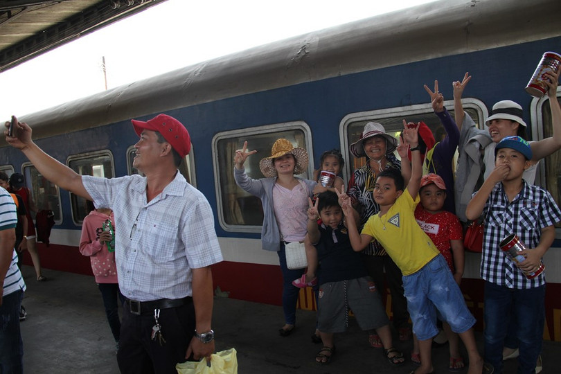 Tàu ngoại ô Sài Gòn - Dĩ An đắt khách ngày nghỉ lễ ảnh 10 Tàu ngoại ô Sài Gòn - Dĩ An đắt khách ngày nghỉ lễ ảnh 10
