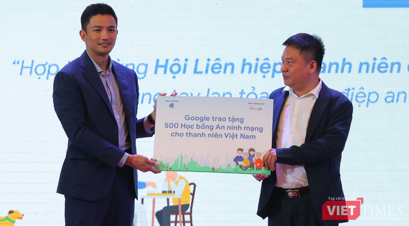 vt_9. Đại diện Google trao 500 học bổng An Ninh Mạng cho đại diện Hội liên hiệp Thanh niên Việt Nam.JPG