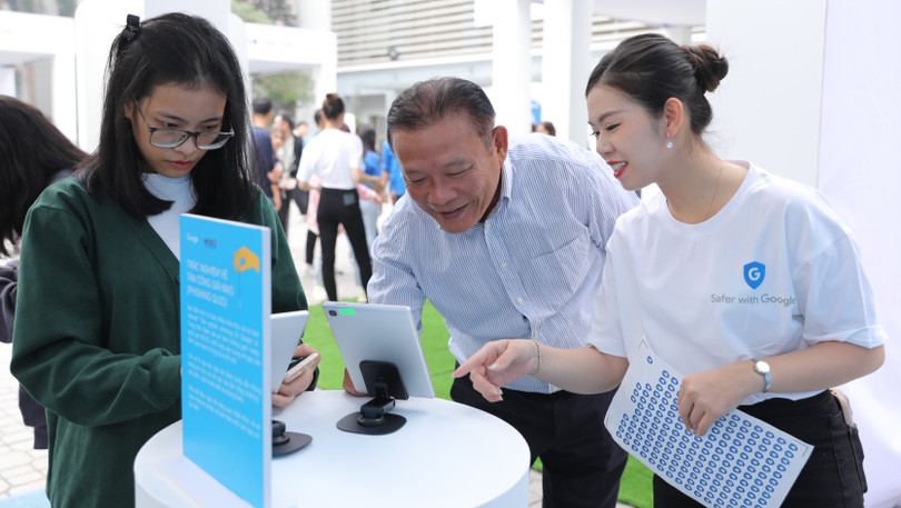 Thanh niên và người cao tuổi trải nghiệm các hướng dẫn an toàn mạng.