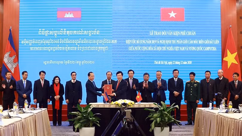 Phó Thủ tướng Phạm Bình Minh trao văn kiện phê chuẩn cho Đại sứ Campuchia tại Việt Nam. Ảnh; VGP.