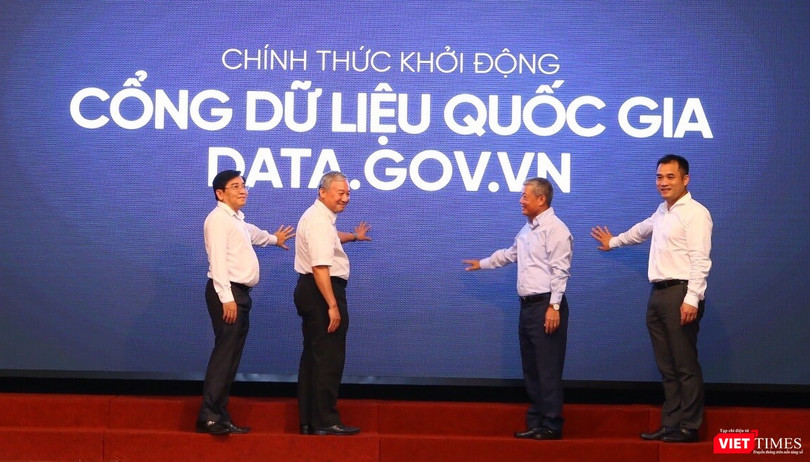 Thứ trưởng Nguyễn Thành Hưng và các đại biểu chính thức khởi động Cổng dữ liệu quốc gia data.gov.vn. 