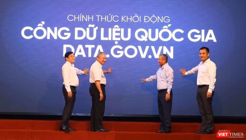 Thứ trưởng Nguyễn Thành Hưng và các đại biểu chính thức khởi động Cổng dữ liệu quốc gia data.gov.vn. 