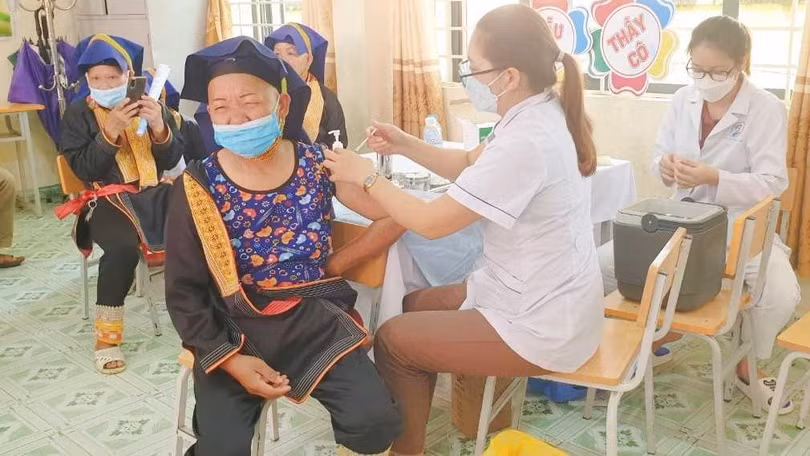 Tiêm vaccine phòng COVID-19 mũi 4 cho lực lượng tuyến đầu và người dân từ 50 tuổi đủ điều kiện tiêm chủng tại điểm tiêm Trường TH&THCS Đồn Đạc II (xã Đồn Đạc, huyện Ba Chẽ).