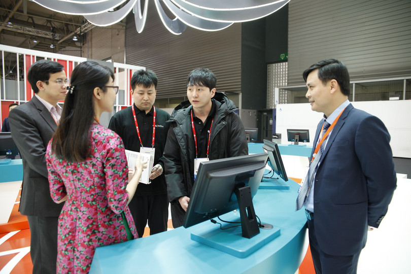 Cô gái Viettel đang giới thiệu sản phẩm CNTT của Viettel đến bạn bè quốc tế.