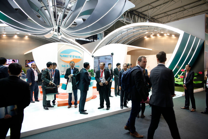 Gian hàng Viettel liên tục thu hút các đoàn khách quốc tế