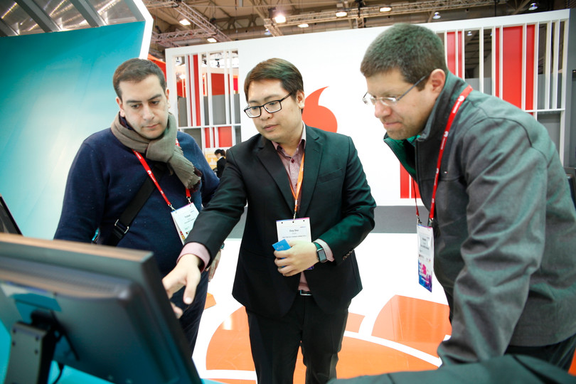 Một số đối tác quốc tế quan tâm và trực tiếp tìm đến gian hàng của Viettel để tìm hiểu.