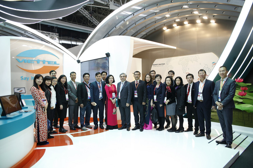 Thứ trưởng Bộ TT&TT Nguyễn Minh Hồng và đoàn công tác Bộ TT&TT đã đến thăm gian hàng của Viettel