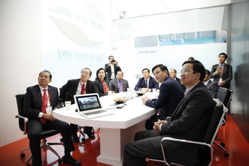 Khách tham quan có thể trực tiếp xem những thước phim về các sản phẩm của Viettel