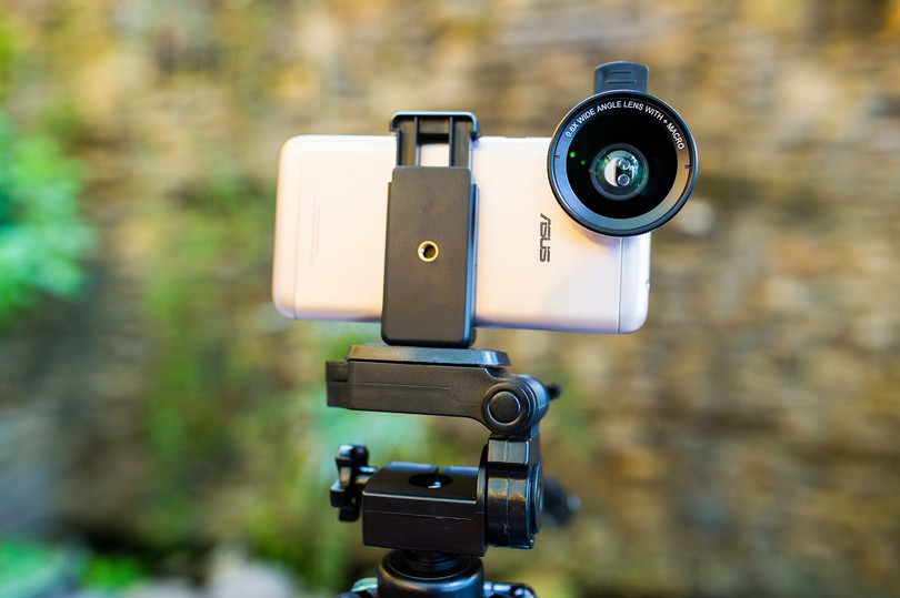 Để tăng tính bảo mật và thuật tiện, ZenFone 4 Max Pro được trang bị cảm biến vân tay tích hợp phím home với tốc độ mở khóa nhanh 0.3 giây được đặt ở mặt trên của máy. Ảnh: Phương Dung