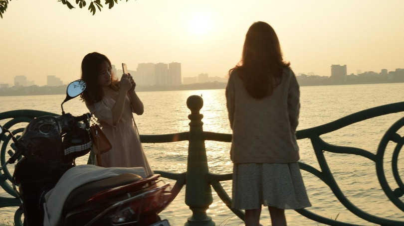 Với nhiều người, Hồ Tây là góc bình yên và lãng mạn nhất, là nơi gặp gỡ, hẹn hò hay ghi dấu kỉ niệm.Ảnh minh hoạ: A.D