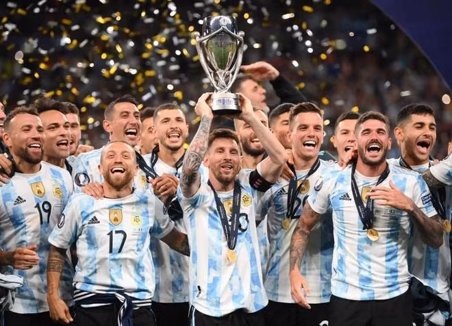 Messi cùng các đồng đội ăn mừng cúp vô địch