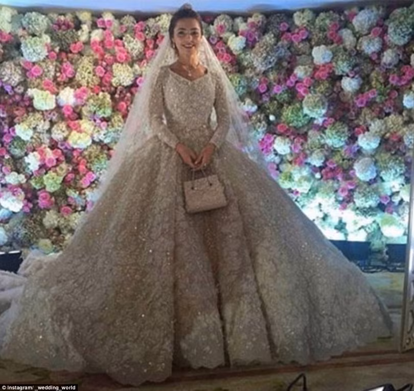 Bộ váy cô dâu được Elie Saab thiết kế riêng và có giá trị lên tới 18.000 bảng Anh (tương đương 25.925 USD). 