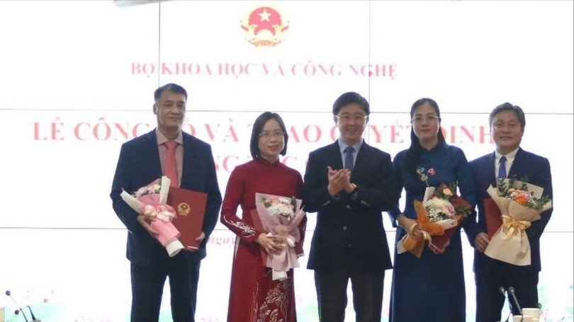 Thứ trưởng Bùi Hoàng Phương trao các quyết định cán bộ và tặng hoa chúc mừng các cán bộ được bổ nhiệm.