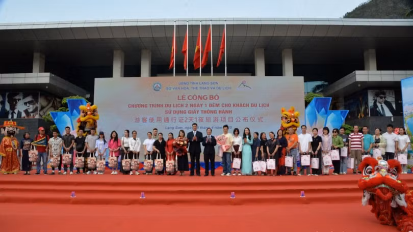 Lãnh đạo tỉnh Lạng Sơn (Việt Nam) và lãnh đạo thị Bằng Tường, Quảng Tây (Trung Quốc) tặng hoa, quà lưu niệm cho đoàn khách Việt Nam và Trung Quốc đầu tiên tham gia chương trình. Ảnh: LMV.