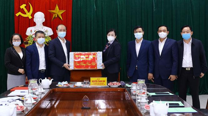 Bà Nguyễn Thanh Hải - Bí thư Tỉnh uỷ Thái Nguyên - trao quà khi thăm, động viên và kiểm tra hoạt động của Sở Y tế tỉnh.