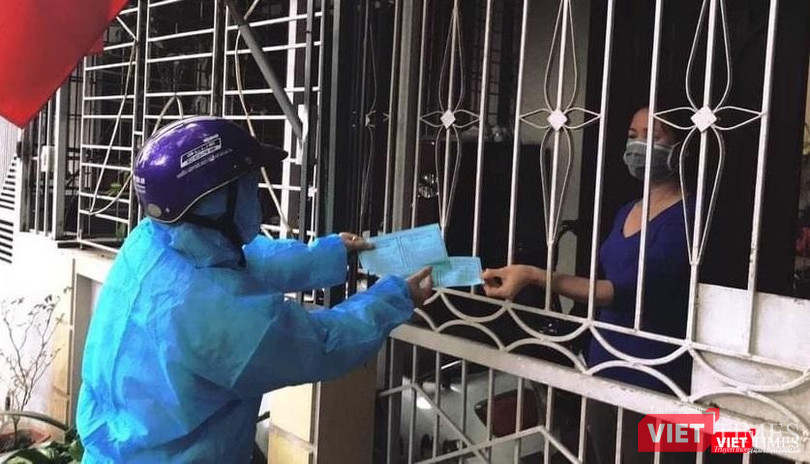 Phiếu đi chợ được gửi đến từng nhà cho người dân. Phiếu đi chợ được gửi đến từng nhà cho người dân.