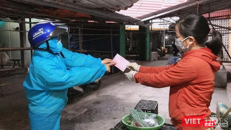 Nhiều người dân đi chợ còn lên sẵn danh sách đồ cần mua để rút ngắn thời gian đi chợ, hạn chế lây nhiễm COVID-19. Nhiều người dân đi chợ còn lên sẵn danh sách đồ cần mua để rút ngắn thời gian đi chợ, hạn chế lây nhiễm COVID-19.