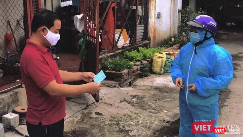 Mỗi một hộ dân sẽ được phát 5 phiếu ra vào chợ, tương đương 5 lượt ra - vào chợ. Mỗi một hộ dân sẽ được phát 5 phiếu ra vào chợ, tương đương 5 lượt ra - vào chợ.