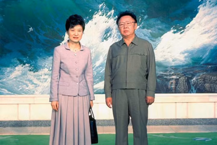 Năm 2007, bà tranh cử chức tổng thống nhưng để thua trước ông Lee Myung-bak. Năm 2012, bà một lần nữa ra tranh cử. Cam kết mà bà Park Geun-hye đưa ra lần này gồm thúc đẩy nền kinh tế công bằng, gia tăng phúc lợi và cải thiện quan hệ với Triều Tiên. Bức ảnh này chụp bà cùng với cố lãnh đạo Triều Tiên Kim Jong-il hồi tháng 5/2002.