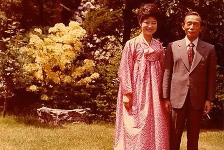 Năm 1979, ác mộng lại ập đến một lần nữa, cha bà Park bị một thuộc cấp ám sát. Bà đã rút khỏi chính trường và tới năm 1997, bà chính thức quay trở lại. Năm 1997, Park Geun-hye gia nhập đảng Quốc đại (GNP), tiền thân của đảng Thế giới mới.