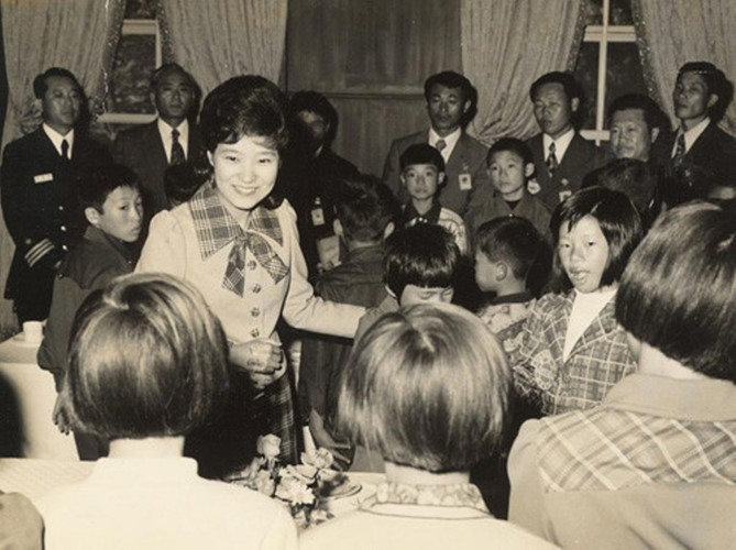 Sau khi tốt nghiệp đại học, bà tới Grenoble, Pháp. Tháng 8/1974, bà được gọi trở về Seoul ngay lập tức.