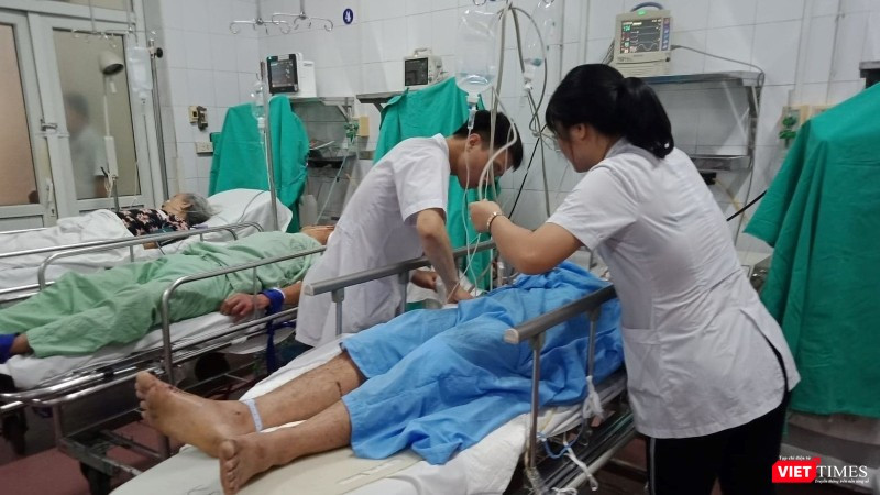 Bác sĩ của Bệnh viện Hữu nghị Việt Đức cấp cứu cho nạn nhân tai nạn giao thông.