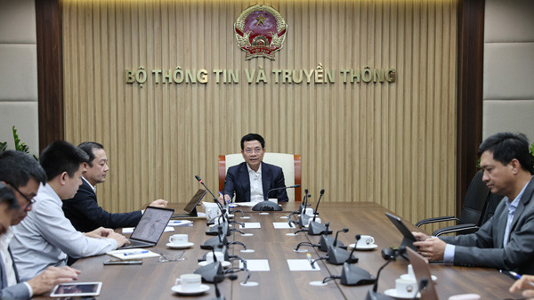 Bộ trưởng Bộ TT&TT Nguyễn Mạnh Hùng chủ trì cuộc họp với các doanh nghiệp viễn thông để xử lý sự cố đứt cáp quang biển, đảm bảo kết nối của Việt Nam đi quốc tế. Ảnh: Lê Anh Dũng. Bộ trưởng Bộ TT&TT Nguyễn Mạnh Hùng chủ trì cuộc họp với các doanh nghiệp viễn thông để xử lý sự cố đứt cáp quang biển, đảm bảo kết nối của Việt Nam đi quốc tế. Ảnh: Lê Anh Dũng.