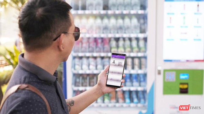 Người dân bắt đầu quen dần với các hình thức thanh toán không dùng tiền mặt.