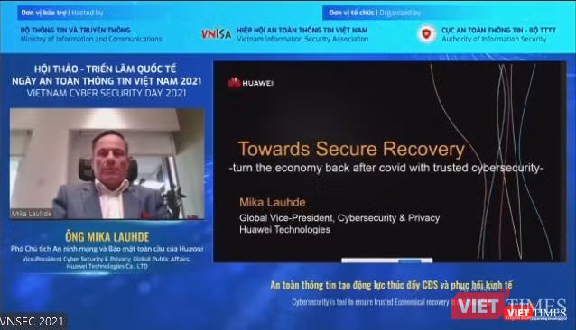 Ông Mika Lauhde trao đổi trực tuyến tại hội thảo.