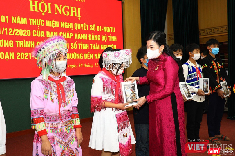 Bộ trưởng Nguyễn Mạnh Hùng và Bí thư Tỉnh uỷ Thái Nguyên Nguyễn Thanh Hải trao thiết bị học tập cho học sinh có hoàn cảnh khó khăn tại Thái Nguyên Bộ trưởng Nguyễn Mạnh Hùng và Bí thư Tỉnh uỷ Thái Nguyên Nguyễn Thanh Hải trao thiết bị học tập cho học sinh có hoàn cảnh khó khăn tại Thái Nguyên