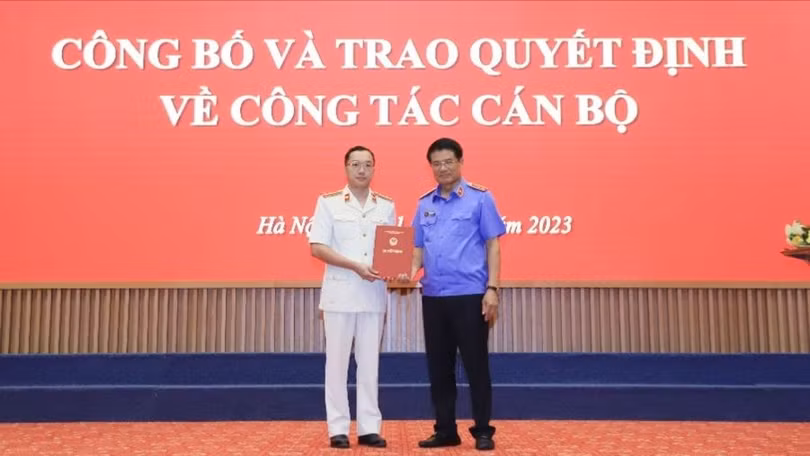 Phó Viện trưởng Thường trực VKSND tối cao Nguyễn Huy Tiến trao quyết định bổ nhiệm cho ông Hoàng Minh Tiến.