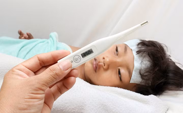 Bệnh nhi mắc sốt xuất huyết (Ảnh minh họa)