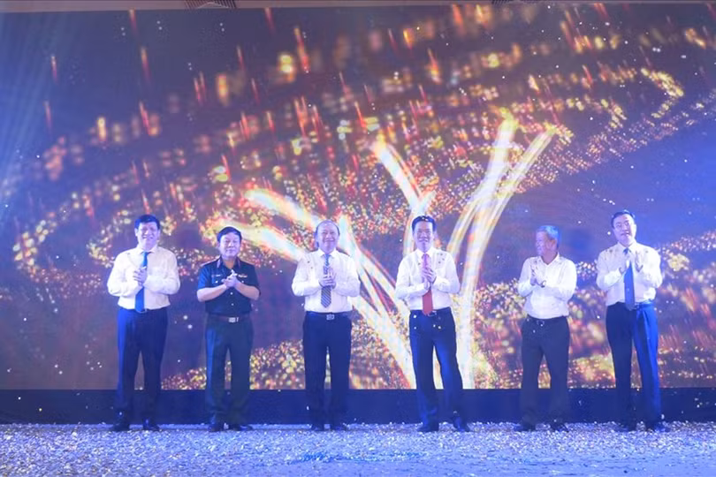 Trưởng Ban Tuyên giáo Trung ương Võ Văn Thưởng (thứ 3 từ phải sang) cùng các đại biểu khai trương hệ thống thông tin điện tử tuyên giáo (VCNET).