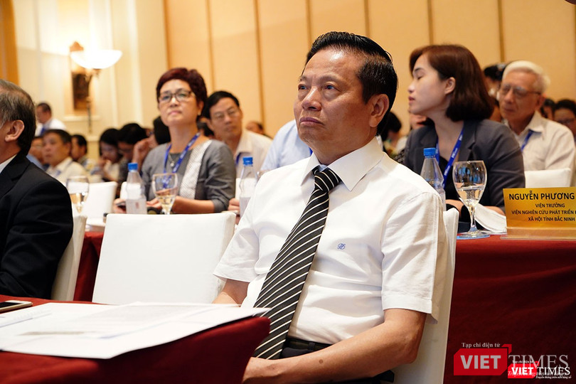 TS. Lê Doãn Hợp, Chủ tịch Danh dự của Hội Truyền thông số Việt Nam rất chú ý các nội dung trình bày về việc tăng hiệu quả tương tác giữa CQNN và người dân (ảnh: Ngô Minh)