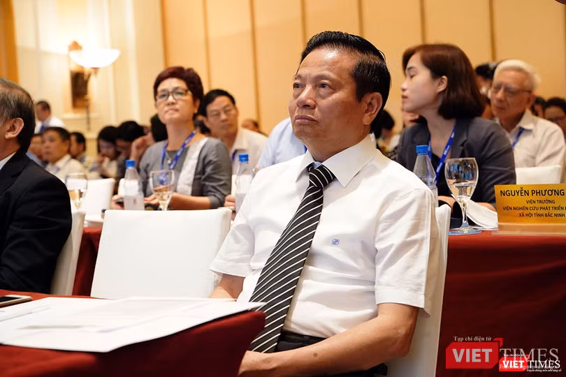 TS. Lê Doãn Hợp, Chủ tịch Danh dự của Hội Truyền thông số Việt Nam rất chú ý các nội dung trình bày về việc tăng hiệu quả tương tác giữa CQNN và người dân (ảnh: Ngô Minh)