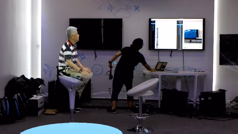 Một khách thăm quan thực hiện cuộc gọi video holographic với bạn bè ở nơi xa trong cuộc thử nghiệm trực tiếp. Ảnh: Huawei.
