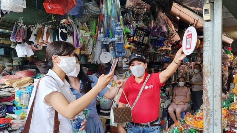 Bà con tiểu thương được đào tạo về công nghệ số để bắt kịp xu thế tiêu dùng và mở rộng mạng lưới tiêu thụ sản phẩm, nhất là các đặc sản địa phương.