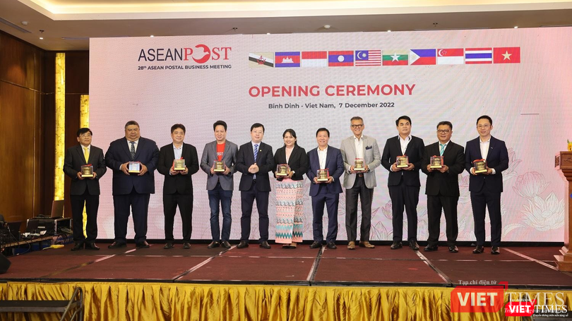 Đại diện Bộ Thông tin và Truyền thông trao quà kỷ niệm tặng đại biểu các nước dự hội nghị.