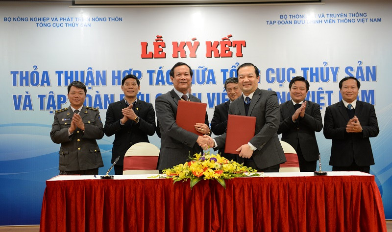 Ông Nguyễn Ngọc Oai - Quyền Tổng cục trưởng Tổng cục Thủy sản và ông Phạm Đức Long, Tổng giám đốc Tập đoàn VNPT ký kết Thỏa thuận hợp tác giữa hai bên. Ảnh: Thúy Quỳnh.