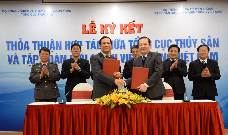 Ông Nguyễn Ngọc Oai - Quyền Tổng cục trưởng Tổng cục Thủy sản và ông Phạm Đức Long, Tổng giám đốc Tập đoàn VNPT ký kết Thỏa thuận hợp tác giữa hai bên. Ảnh: Thúy Quỳnh.