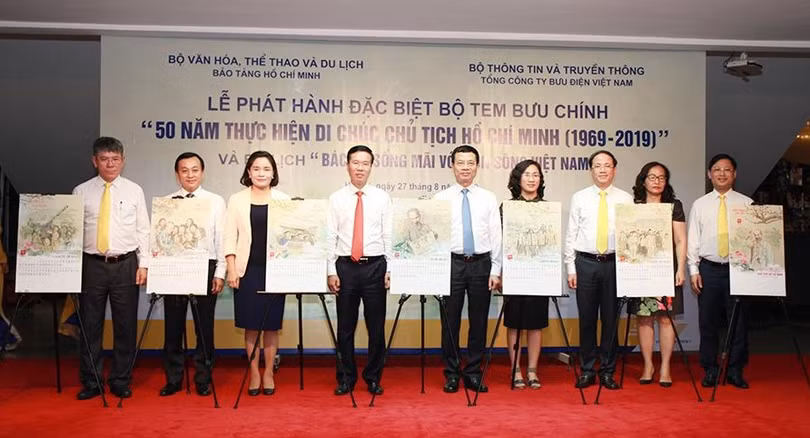 Mẫu lịch đặc biệt chào Xuân 2020 với chủ đề "Bác Hồ sống mãi với non sông Việt Nam" 