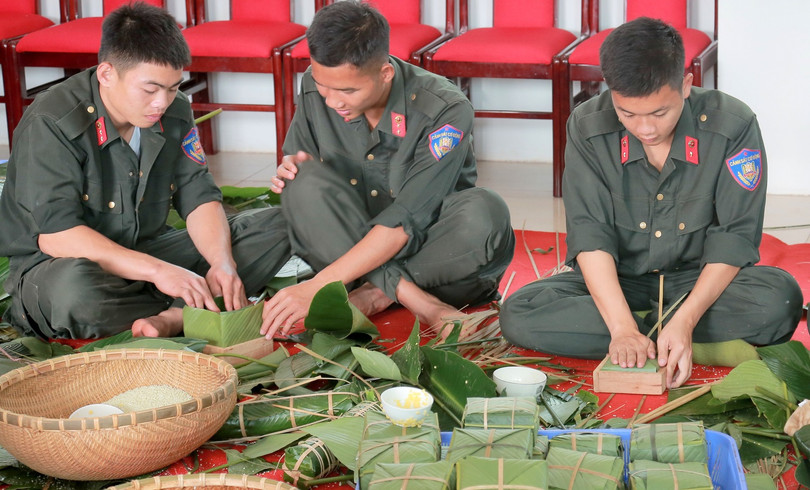 Trung tâm tổ chức gói bánh chưng, chuẩn bị cành đào, mâm ngũ quả sẵn sàng đón Xuân Quý Mão 2023.