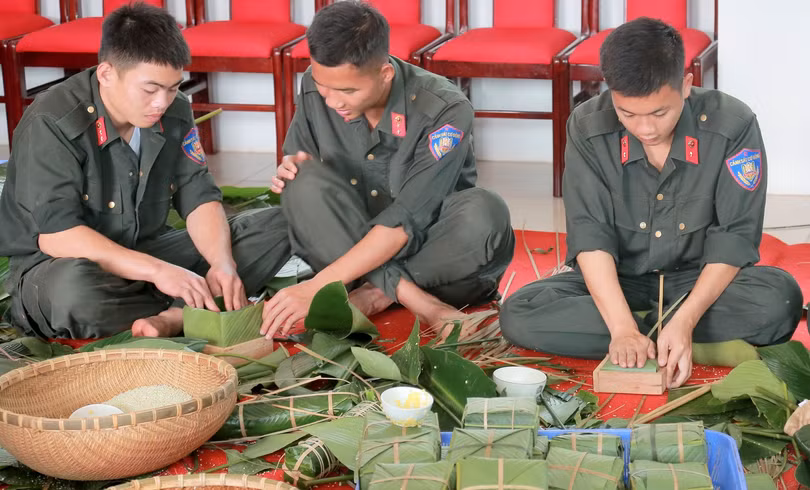 Trung tâm tổ chức gói bánh chưng, chuẩn bị cành đào, mâm ngũ quả sẵn sàng đón Xuân Quý Mão 2023.