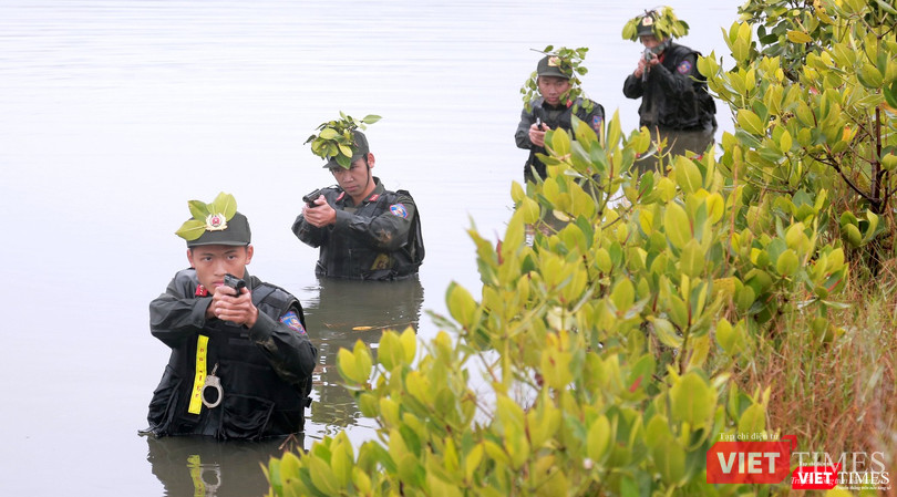 Các chiến sĩ miệt mài luyện tập, không quản ngâm mình trong nước lạnh.