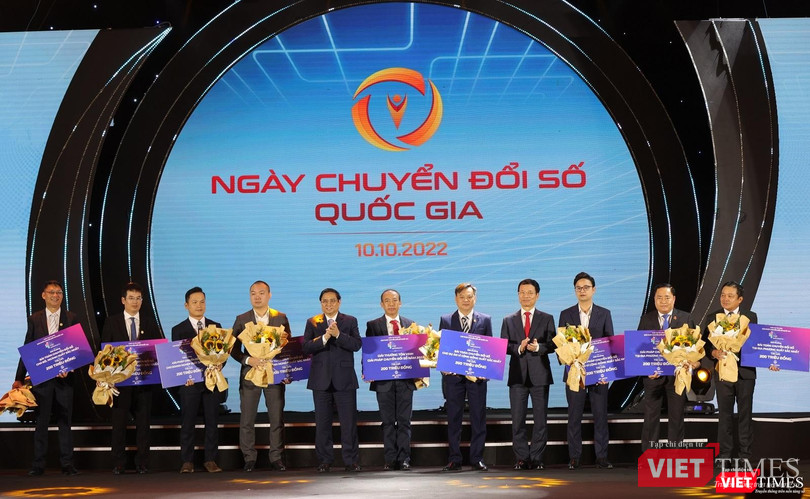 Thủ tướng Phạm Minh Chính và Bộ trưởng Bộ TT&TT Nguyễn Mạnh Hùng trao giải cho 5 đội xuất sắc nhất ở 5 hạng mục của cuộc thi Tm kiếm giải pháp chuyển đổi số quốc gia - Viet Solutions 2022 ngay trong chương trình Ngày chuyển đổi số quốc gia 10/10. Thủ tướng Phạm Minh Chính và Bộ trưởng Bộ TT&TT Nguyễn Mạnh Hùng trao giải cho 5 đội xuất sắc nhất ở 5 hạng mục của cuộc thi Tm kiếm giải pháp chuyển đổi số quốc gia - Viet Solutions 2022 ngay trong chương trình Ngày chuyển đổi số quốc gia 10/10.